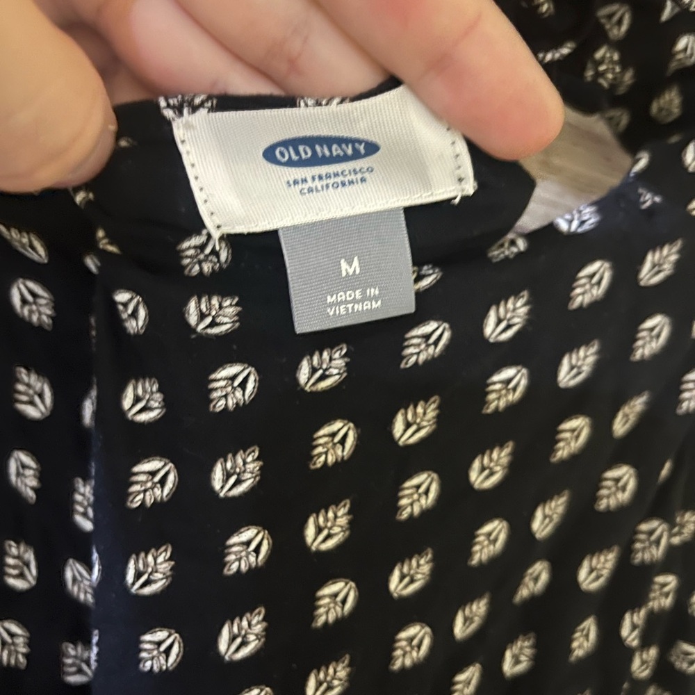 🤎3/$10 Old Navy Black and White Floral Tank Top Size Medium - Picture 7 of 7